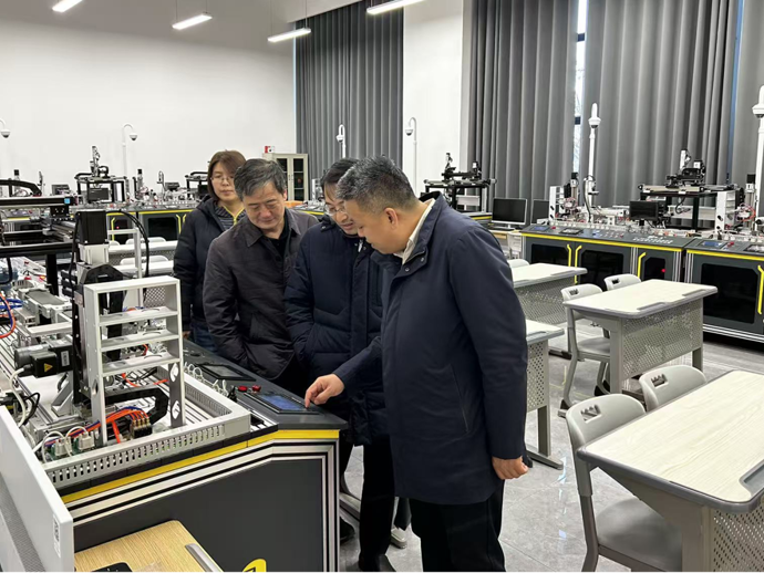 自治區(qū)教育廳專家組調(diào)研學(xué)院教育數(shù)字化建設(shè)成果